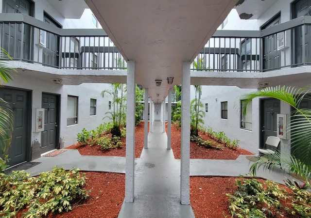 Listing Photo 4 - Condo for sale in building located at 1950 N Congress Ave, West Palm Beach, FL 33401 - Unit #206