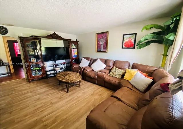 11th image of 1702 S Dixie Hwy 15 #15, Lake Worth Beach, FL 33460 | MLS# A12025525