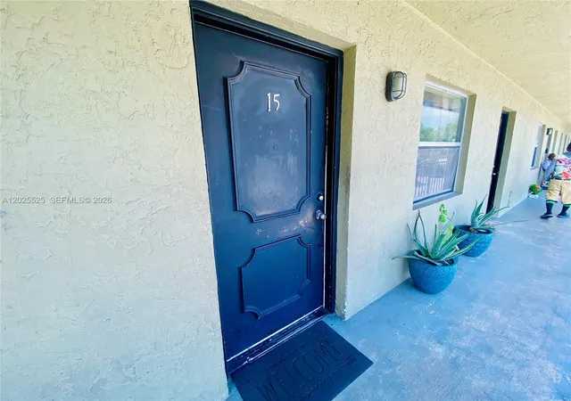 2nd image of 1702 S Dixie Hwy 15 #15, Lake Worth Beach, FL 33460 | MLS# A12025525