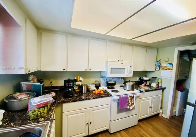 3rd image of 1702 S Dixie Hwy 15 #15, Lake Worth Beach, FL 33460 | MLS# A12025525