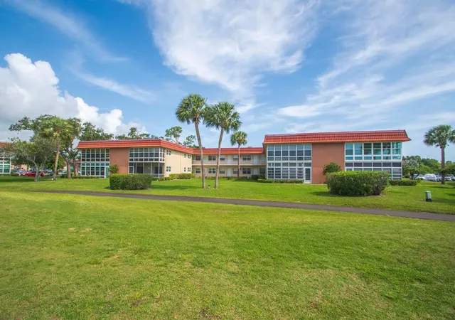 Photo 3 of Condo for sale at 105 Spring Lake Ct #102, Vero Beach, FL 32962 | MLS# B26035928 | Listing updated on 2026-10-08
