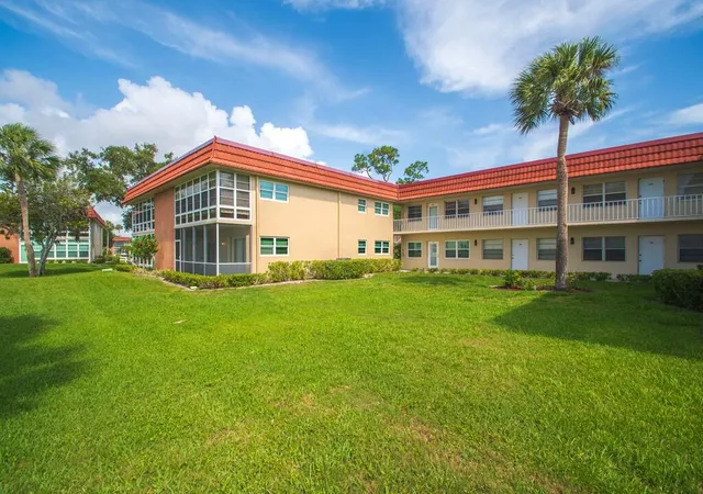 Listing Photo 4 - Condo for sale in building located at 105 Spring Lake Ct, Vero Beach, FL 32962 - Unit #102