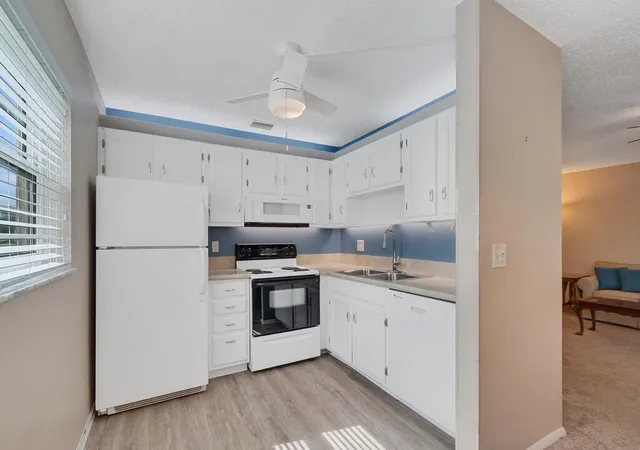 Listing Photo 5 - Condo for sale in building located at 105 Spring Lake Ct, Vero Beach, FL 32962 - Unit #102