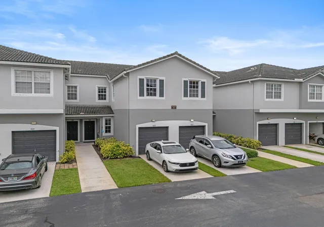 Photo 3 of Condo for sale at 3122 Grandiflora Dr, Lake Worth, FL 33467 | MLS# B26035936 | Listing updated on 2026-09-23