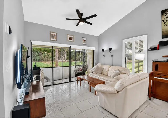 2nd image of 14 Via De Casas #104, Boynton Beach, FL 33426 | MLS# B26035954