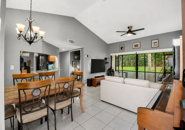 3rd image of 14 Via De Casas, Boynton Beach, FL 33426