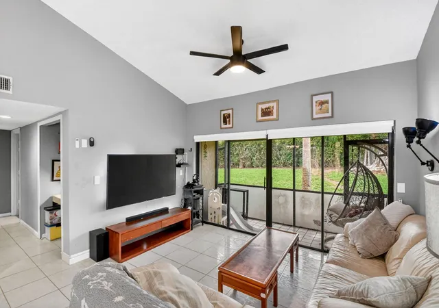 4th image of 14 Via De Casas, Boynton Beach, FL 33426