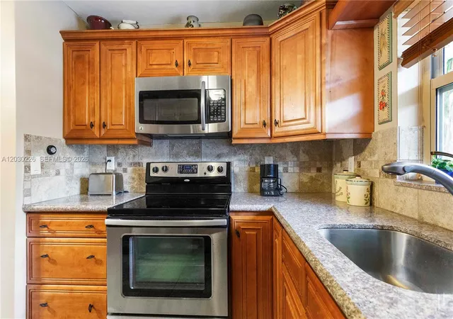 3rd image of 1425 Arthur St #205A, Hollywood, FL 33020 | MLS# A12030226