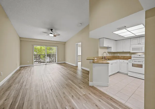 Listing Photo 4 - Condo for sale in building located at 1100 S Crestwood Ct, Royal Palm Beach, FL 33411 - Unit #1109