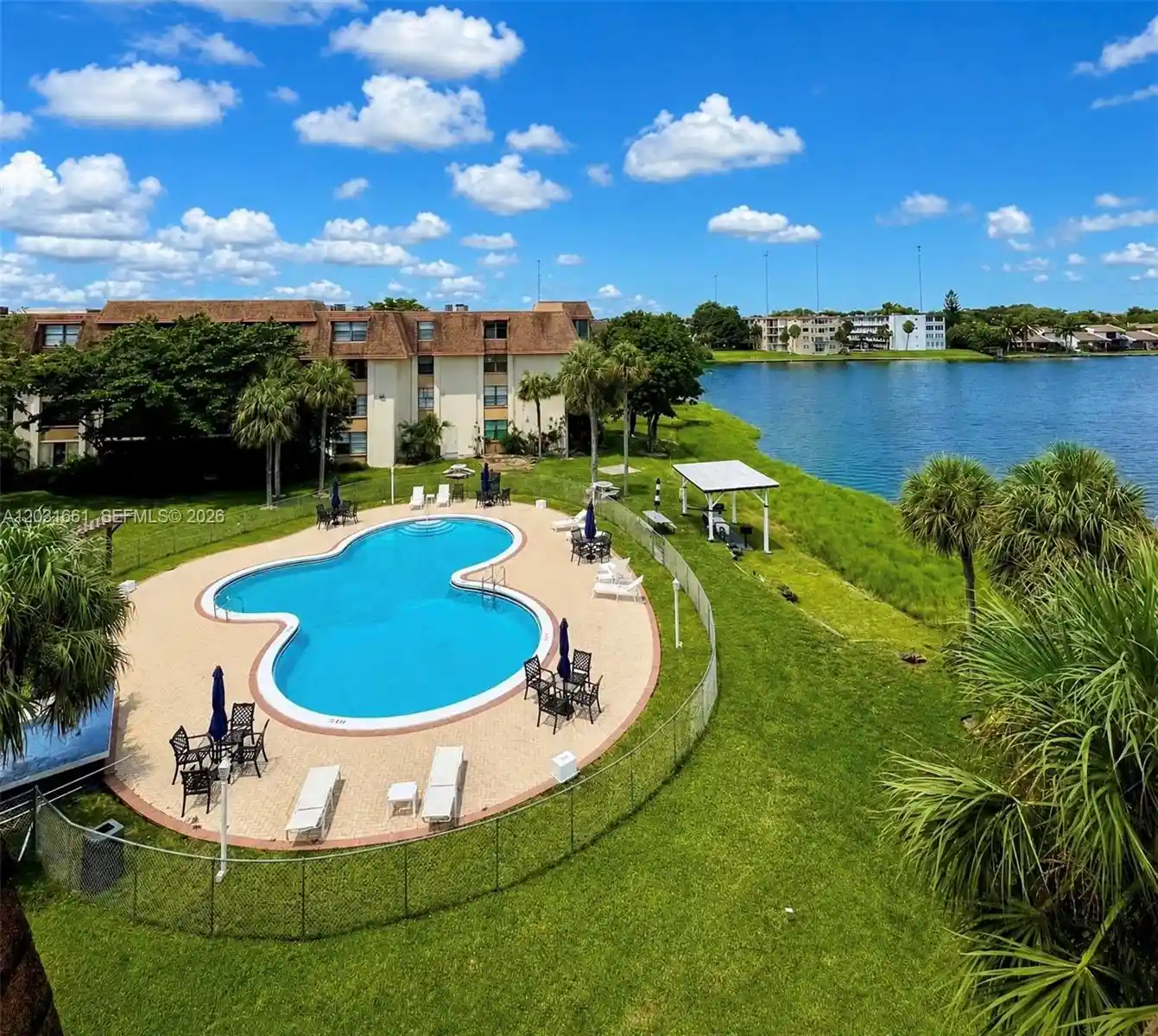 Listing Photo 1 - Condo for sale in 671 NE 195th St located at 671 NE 195th St, North Miami Beach, FL 33179 - Unit #425-E