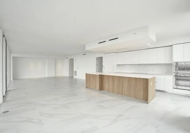 Listing Photo 5 - Condo for sale in building located at 407 N Riverside Dr, Pompano Beach, FL 33062 - Unit #401