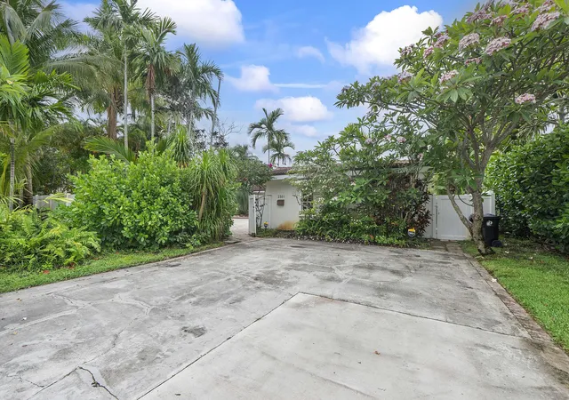 3rd image of 2501 NE 26th Terrace, Fort Lauderdale, FL 33305 | MLS# B26037334