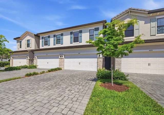 Photo 3 of Townhouse for sale at 4480 W Appleton Cir, Fort Lauderdale, FL 33309 | MLS# B26037442 | Listing updated on 2026-09-23