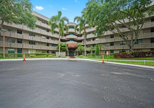 2nd image of 900 Colony Point Cir #121, Pembroke Pines, FL 33026 | MLS# B26037659