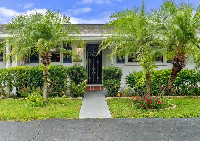 Photo 1 of Sale Pending at 2017 Sw Golf Ln #113, Boynton Beach, FL 33426 | MLS# B26037678 | Listing updated on 2026-10-06