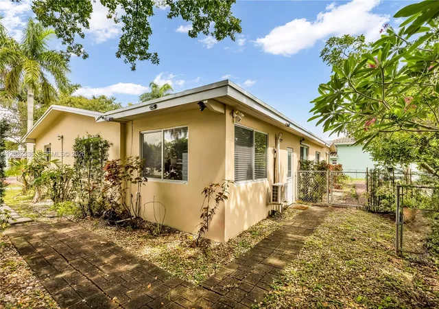 3rd image of 1701 Nw 106Th Ave, Pembroke Pines, FL 33026 | MLS# A12032336
