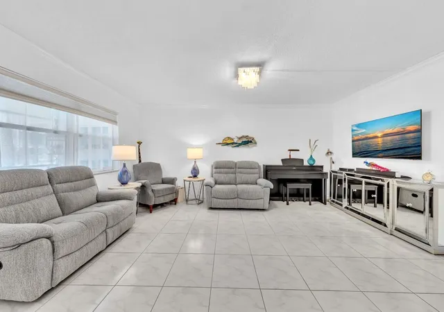Listing Photo 2 - Condo for sale in building located at 580 Egret Dr, Hallandale Beach, FL 33009 - Unit #121