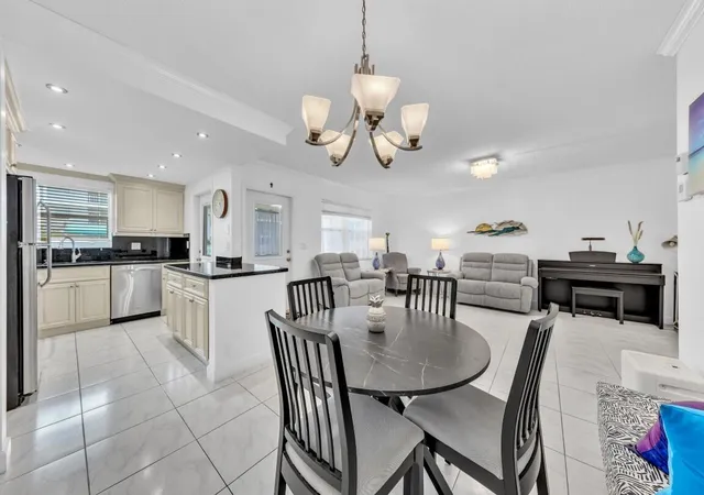 Listing Photo 3 - Condo for sale in building located at 580 Egret Dr, Hallandale Beach, FL 33009 - Unit #121