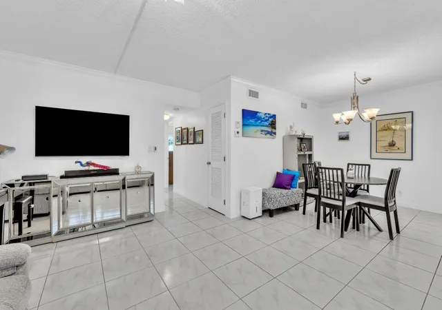 Listing Photo 4 - Condo for sale in building located at 580 Egret Dr, Hallandale Beach, FL 33009 - Unit #121
