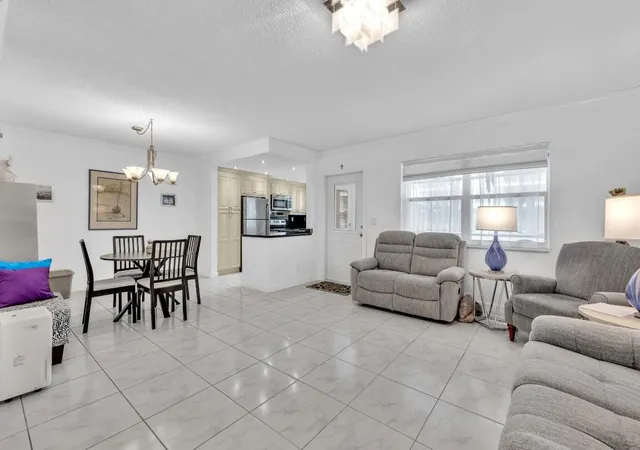 Listing Photo 5 - Condo for sale in building located at 580 Egret Dr, Hallandale Beach, FL 33009 - Unit #121