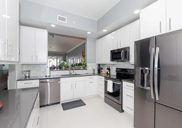 5th image of 23 Harbour Isle Dr W #303, Fort Pierce, FL 34949 | MLS# B26038138