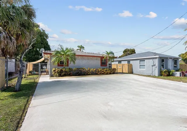 Photo 2 of Multi family home for sale at 617 Nw 15th Avenue, Pompano Beach, FL 33069 | MLS# B26038320 | Listing updated on 2026-10-08