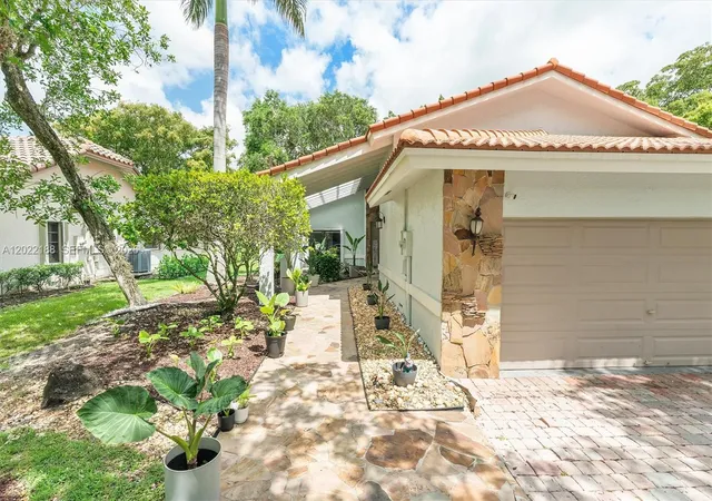 Homes for sale in Plantation, FL | 1001 Sw 93rd Ave, Plantation, FL 33324 | MLS# A12022188