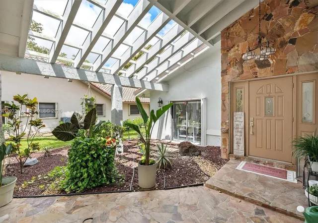 Homes for sale in Plantation, FL | 1001 Sw 93Rd Ave, Plantation, FL 33324 | MLS# A12022188