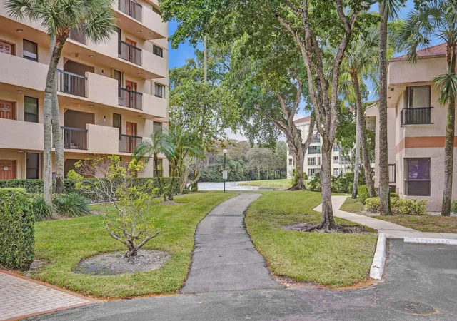 4th image of 2768 Carambola Cir S #301, Coconut Creek, FL 33066 | MLS# B26038463