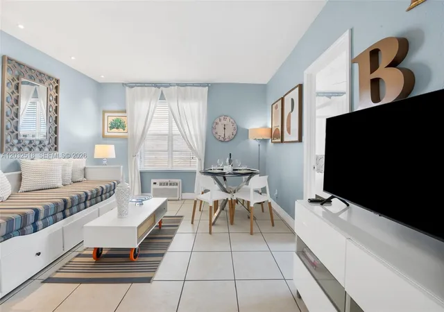 2nd image of 3030 Collins Ave, Miami Beach, FL 33140