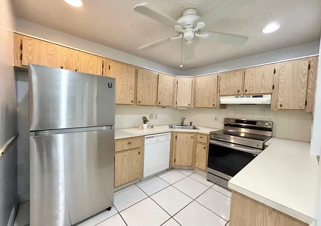Homes for sale in Greenacres, FL | 433 Pine Glen Ln #C2, Greenacres, FL 33463 | MLS# B26038528
