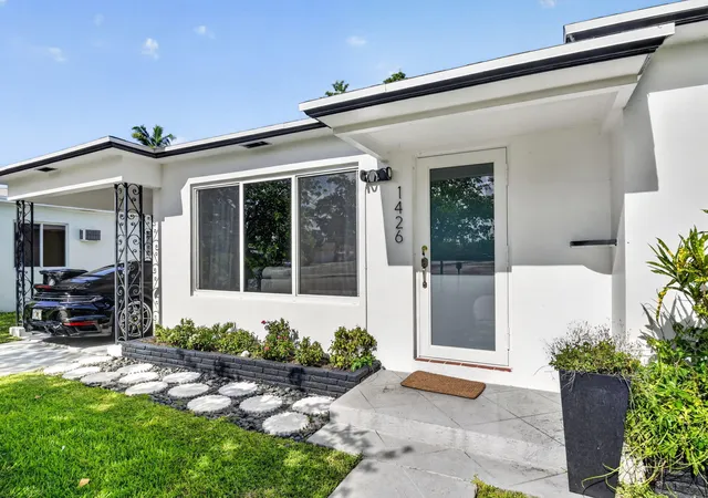 3rd image of 1426 N K St, Lake Worth, FL 33460 | MLS# B26038705