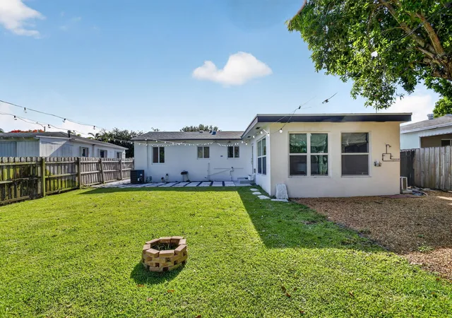 4th image of 1426 N K St, Lake Worth, FL 33460 | MLS# B26038705