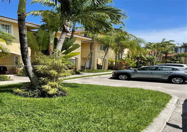 4th image of 2066 Ne 167Th St, Miami, FL 33162
