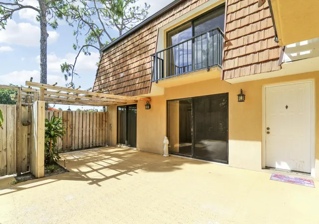 2nd image of 1511 15th Ln #C Bldg 65, Greenacres, FL 33463 | MLS# B26038729