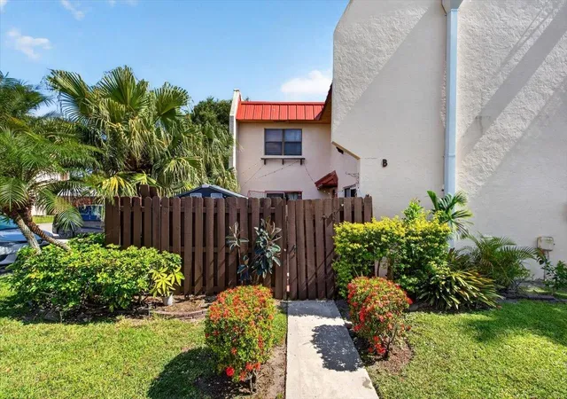 Photo 2 of Townhouse for sale at 6351 Seven Springs Blvd #B, Lake Worth, FL 33463 | MLS# B26038806 | Listing updated on 2026-09-27
