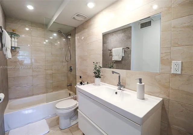 5th image of 7797 Golf Cir Dr, Margate, FL 33063