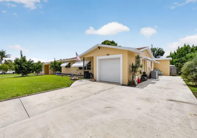 Photo 2 of Single family home for sale at 220 SW 10th Avenue, Boynton Beach, FL 33435 | MLS# B26038974 | Listing updated on 2026-10-08