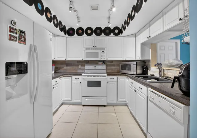 Photo 4 of Single family home for sale at 220 SW 10th Avenue, Boynton Beach, FL 33435 | MLS# B26038974 | Listing updated on 2026-10-08