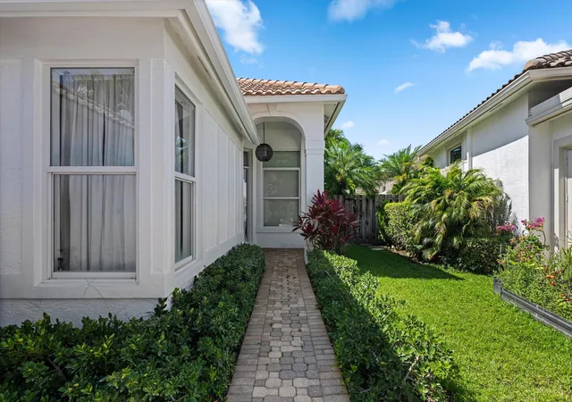 Photo 3 of Single family home for sale at 12171 Glen Bay Dr, Wellington, FL 33414 | MLS# B26039056 | Listing updated on 2026-09-23