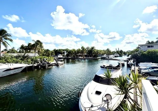 4th image of 2450 Ne 135Th St #704, North Miami, FL 33181 | MLS# A12033640