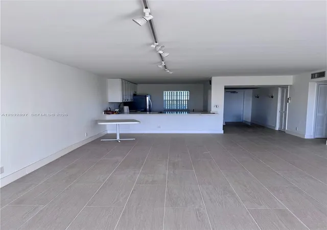 3rd image of 575 Oaks Ln #1008, Pompano Beach, FL 33069 | MLS# A12032897