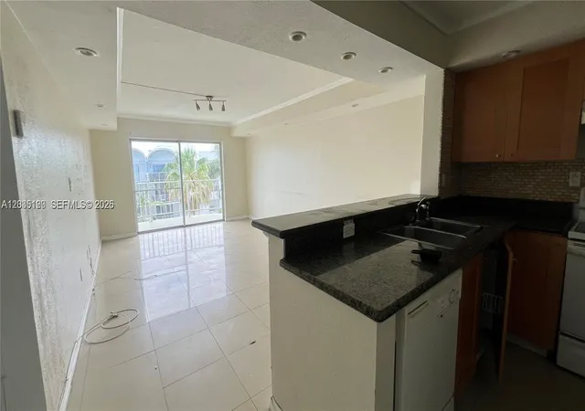 3rd image of 486 Nw 165Th St Rd #B606, Miami, FL 33169 | MLS# A12035120