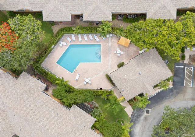 Listing Photo 4 - Condo for sale in building located at 811 Se 4Th Ave, Dania Beach, FL 33004 - Unit #C103