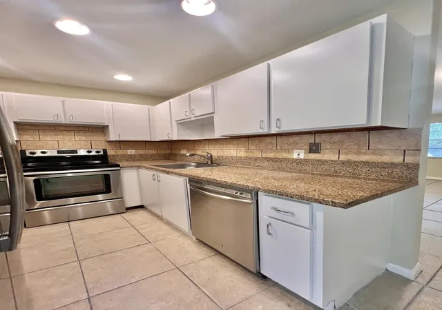 Photo 2 of Sale Pending at 423 Glenwood Dr, West Palm Beach, FL 33415 | MLS# B26039635 | Listing updated on 2026-10-07