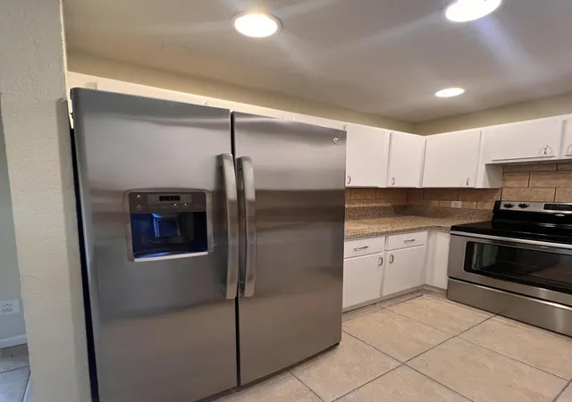 Photo 3 of Sale Pending at 423 Glenwood Dr, West Palm Beach, FL 33415 | MLS# B26039635 | Listing updated on 2026-10-07