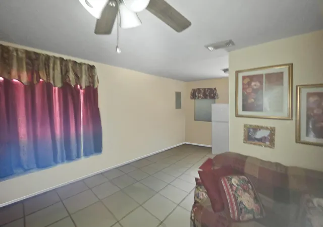 2nd image of 914 N 13th N St, Fort Pierce, FL 34950 | MLS# B26039701