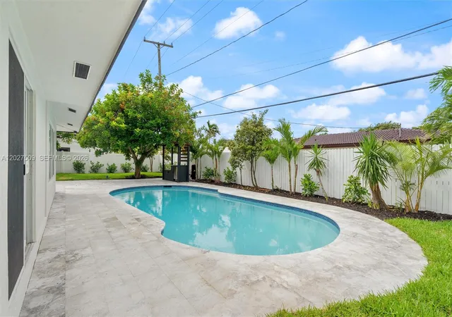 4th image of 2110 Ne 54Th St, Fort Lauderdale, FL 33308 | MLS# A12027509