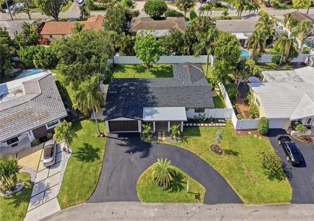 Homes for sale in Lighthouse Point, FL | 2731 Ne 52nd St, Lighthouse Point, FL 33064 | MLS# A12034597