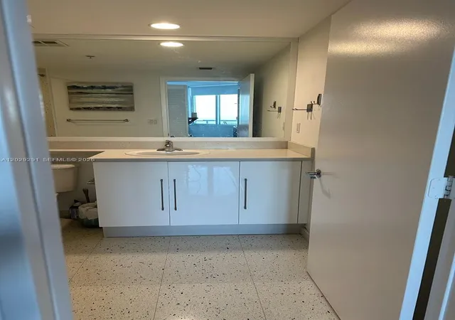 Homes for sale in Miami, FL | 325 S Biscayne Boulevard, Miami, FL 33131 | Houzeo